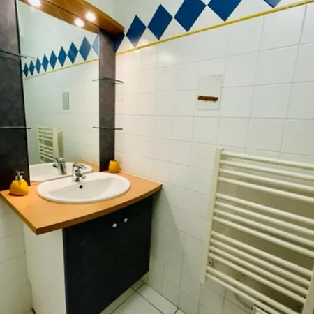 Beautiful In A Large Private Park Apartman