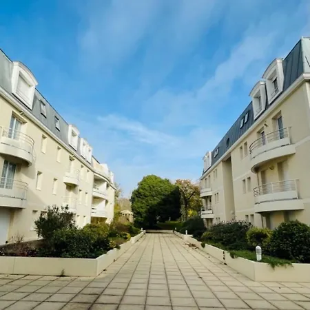 Beautiful In A Large Private Park Apartman