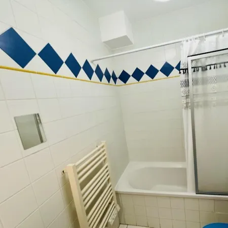 Beautiful In A Large Private Park Apartman